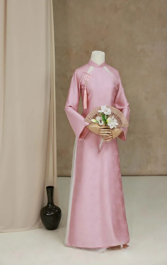 Áo dài hồng với tà dài mềm mại