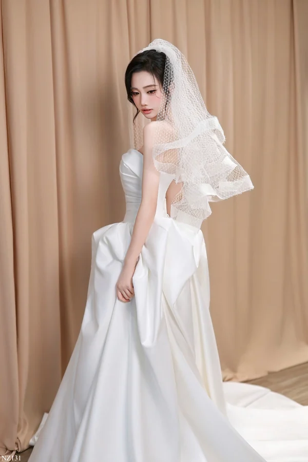 Váy cúp ngực xếp rủ — góc nghiêng phía sau và tà váy