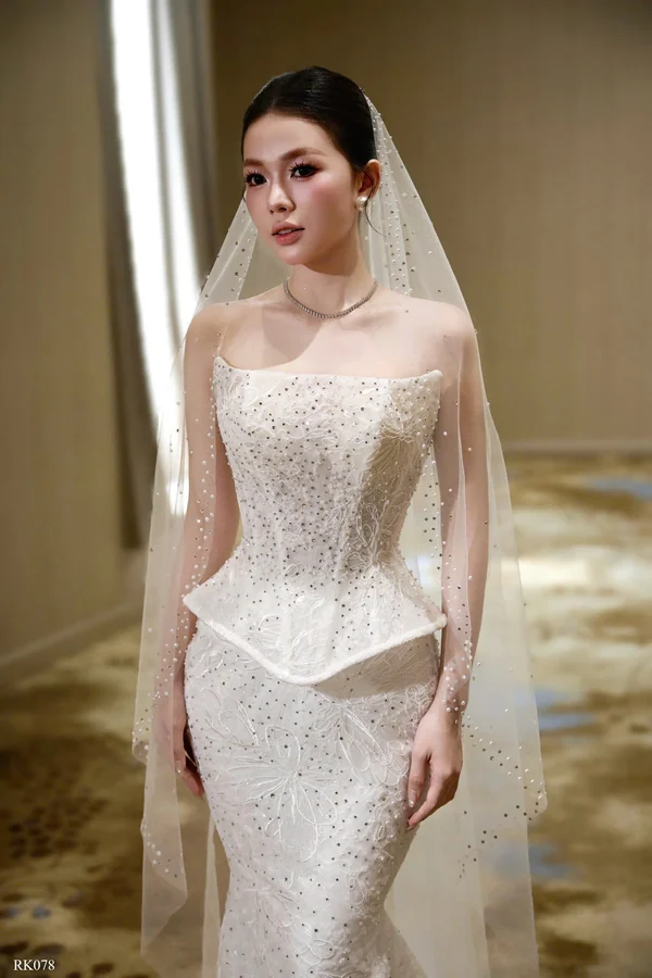Váy ren dáng ôm corset — chi tiết corset phủ ren và đường eo