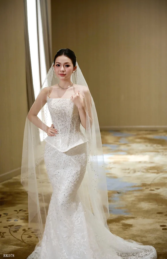 Váy ren dáng ôm corset — góc chính diện phối khăn voan