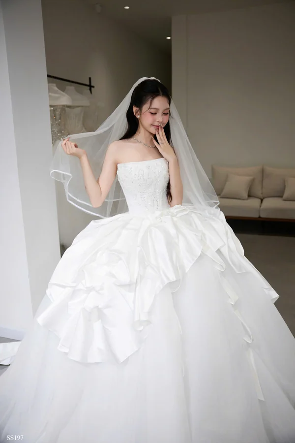 Váy cúp ngực xòe tầng — góc nghiêng và các lớp tùng váy