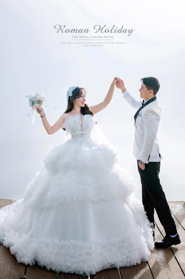 Cặp đôi xoay váy dưới nền trời sáng