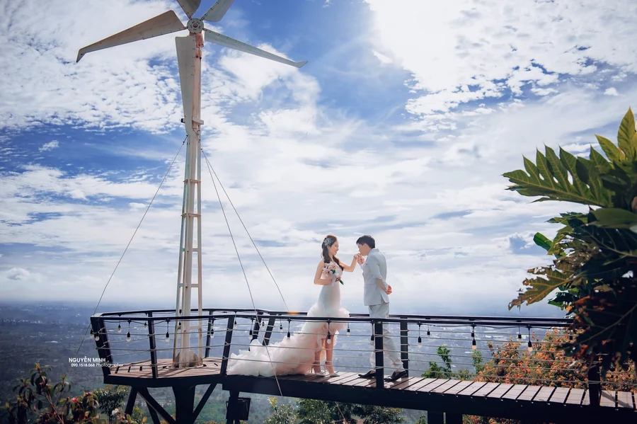 Cặp đôi giữa khung trời rộng trên cầu gỗ