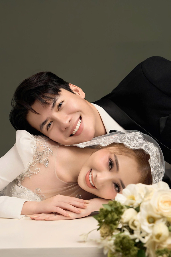 Cặp đôi chụp ảnh cưới trong studio