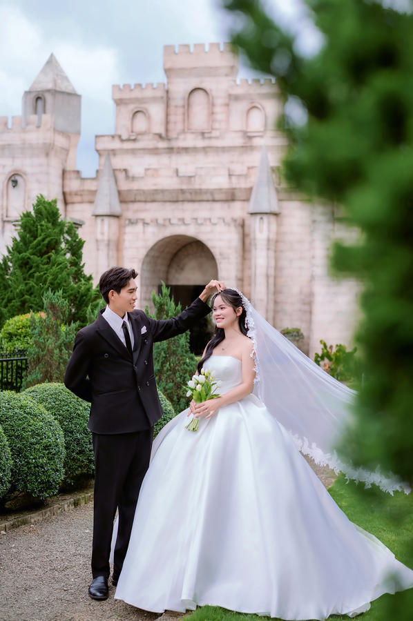 Cô dâu chú rể chụp ảnh giữa khu vườn kiến trúc cổ điển