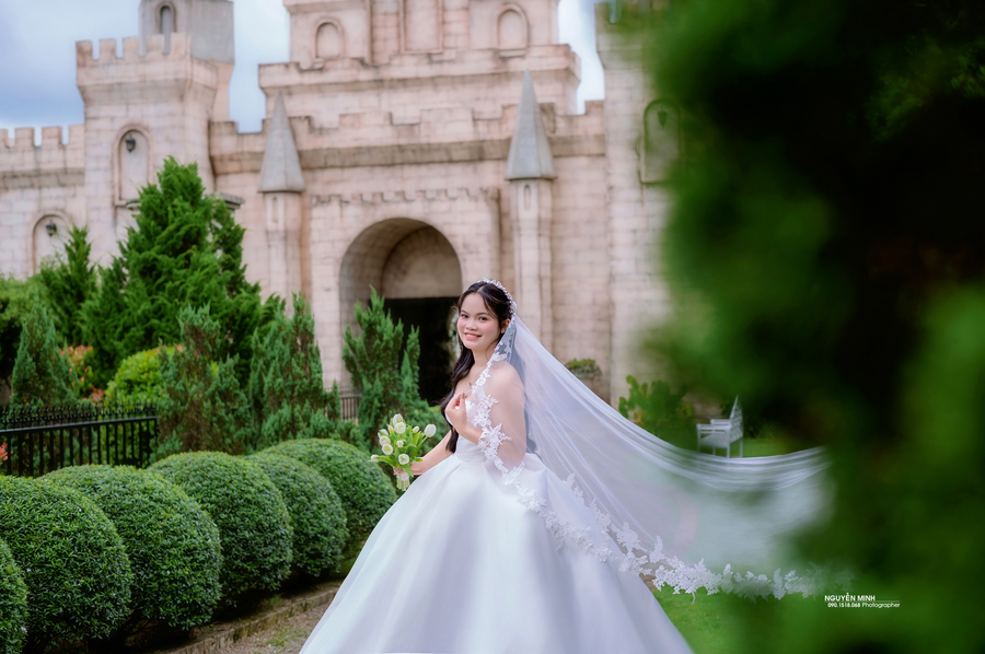 Cặp đôi chụp ảnh cưới ngoài trời cùng tà veil dài