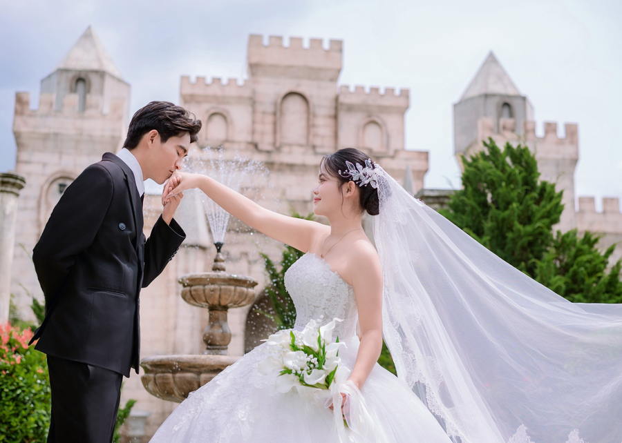 Ảnh cưới ngoại cảnh với váy trắng và khu vườn xanh