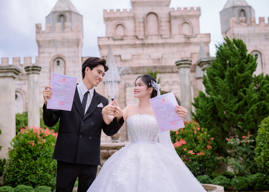 Cặp đôi tạo dáng trước công trình kiến trúc châu Âu